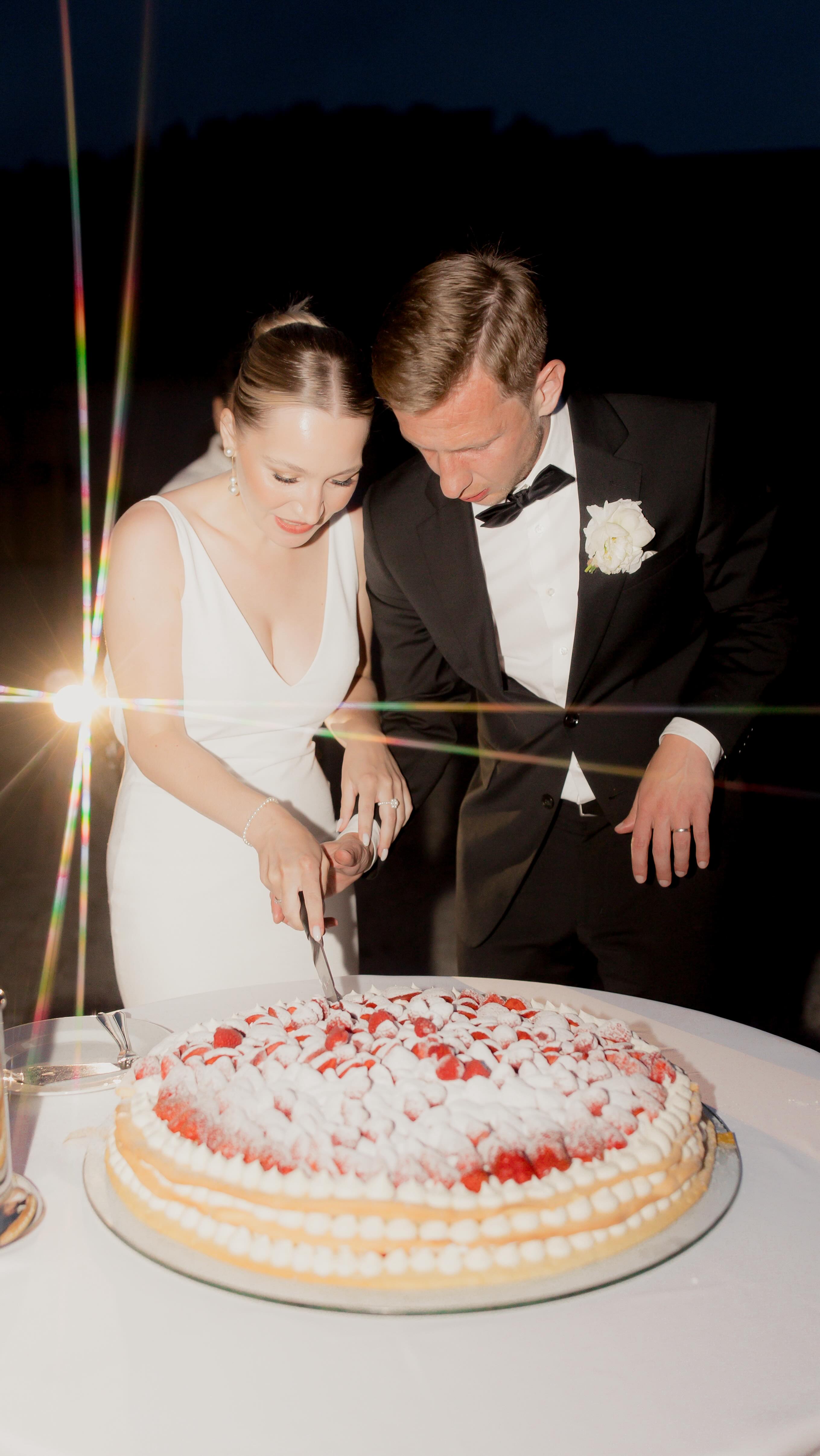 As their photographer, I had the honor of capturing a fairytale moment at Ehrenfels Castle: the bride and groom cutting their strawberry cake 🍓 while love, applause, and a sky full of fireworks lit up the night. Truly unforgettable. 
Photo @liebeslinse 
Venue @schlossehrenfels 
H&M @schoenheit_im_blick_beauty 
Wedding dress @whitesilhouette_brautmoden @madewithlovebridal 
Speaker @freudenfeuerhochzeiten 
Flowers /Deco @glanzatelier 
Singer @tanja.hiller.saengerin 
#modernwedding #bridetobe #modernweddingphotographer #luxuryweddingphotographer #fotografbodensee #weddinginspiration #verlobt #wedding2025 #wedding2026 #lakeconstancewedding #munich #munichwedding #munichweddingphotographer